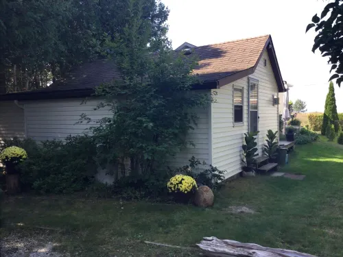 Cottage Retreat 75 Steps from the shores of spectacular Lake Huron, Sauble Beach Hotels in Sauble Beach