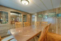 Cozy Salmon Home w/ Mountain Views & River Access - 3-stjärniga