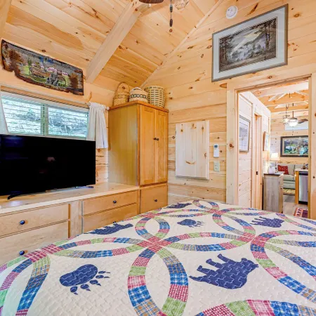 Franklin Cabin w/ Creek Access: Hike & Fish! Ξενοδοχεία στην πόλη Cowee
