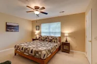 Cozy Cottage -with Hot Tub & Pool in the Heart of Pigeon Forge Close to Parkway!