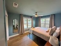 Family-Friendly 3-bedroom house in Kingsland with WiFi, AC, Kayaking & more.