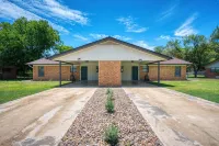 King & Queen Bed - Guadalupe Hip Haven - Near downtown New Braunfels!