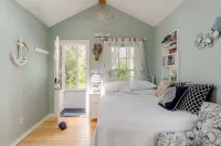 Charming Pine Point OOB Beach Cottage Tiny House, Steps away from the beach