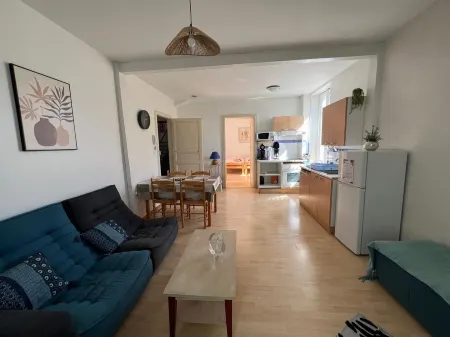 GAUGUIN F2 apartment on 1st floor 200 metres from the spa + private parking lot