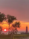 Lake Breeze Cottage 6 beds w AC, hot tub near Lake Michigan beach and The Deck. - Wifi