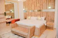 4 Bed-24/7 Electricity/Wi-Fi/Security&Pool. Lekki Hotels in 