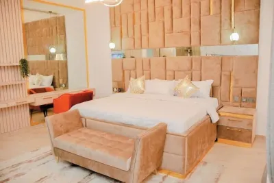 4 Bed-24/7 Electricity/Wi-Fi/Security&Pool. Lekki Hotel a 