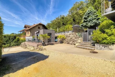 Tiny House in the hills above Aix Les Bains, 20 minutes from skiing and 10 minutes from the lake! Отели в г. Грези-Сюр-Экс