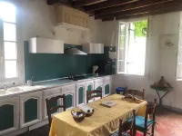 Près ST EMILION Gîte 4 à 7 personnes 2 à 4 ch CLIM WIFI PISCINE JARDIN TERRASSE Hotel a Lagorce