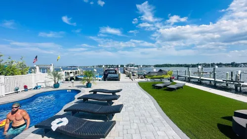 Breathtaking Views, Heated Pool on the Metedeconk River! Hotels in Brick