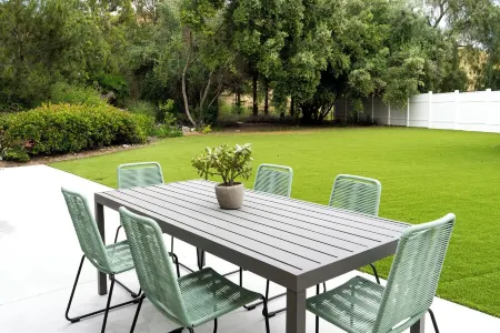 Newly built vacation home with a large backyard Отели рядом с достопримечательностью «Даймонд-Бар Хай Скул»