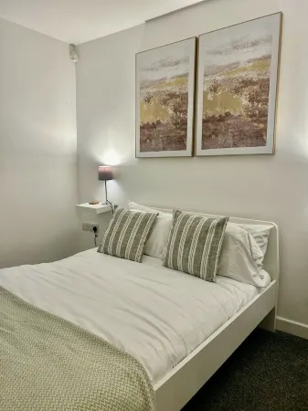 Modern 2 Bed apartment with free parking and Netflix