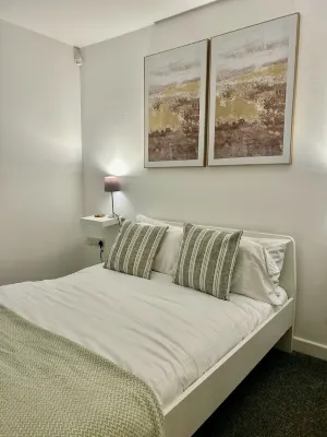Modern 2 Bed apartment with free parking and Netflix Hotel a Great Dawley