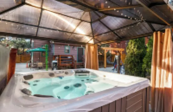 2BR/2BA Cozy Cabin in Big Bear w/Private Fence, Arcade, Spa, Near Forest & Lake