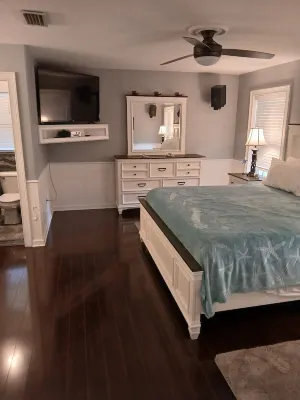 Charming 3/2 fully furnished house in Homosassa. Close to river with many extras