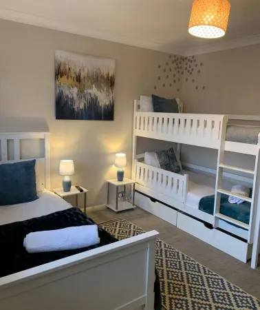 7 bed | 3 bath | M25 | Parking | Long term group bookings Отели рядом со станцией Chafford Hundred Lakeside Railway Station