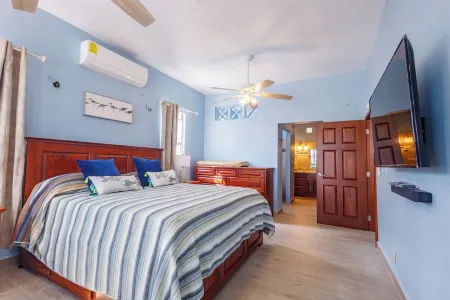 Seafront house in beautiful Corozal Town that sleeps 6 with a fenced-in yard.