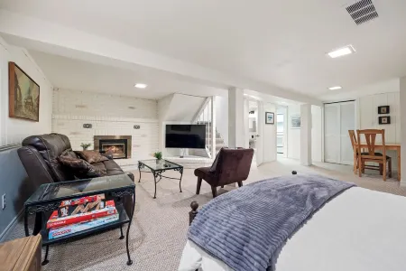 3 minute walk to nature trail Отели рядом с достопримечательностью «Заповедник Фифти Пойнт»