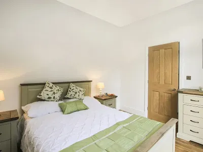 Waterside - Luxury Menai Bridge Holiday Cottage - Walk to restaurants and bars Hotels near Menai Heritage - The Menai Bridges Museum