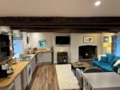 Cosy, comfy & tranquil farm cottage with log fire & country walks from the door