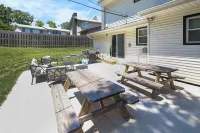 Modern 6Br West Omaha, 2-Car Garage, W/D, Smart TV, Pet-Friendly, 1 Gbps