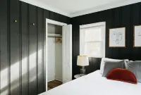 "The Lynn" MODERN URBAN STAY w/ Backyard