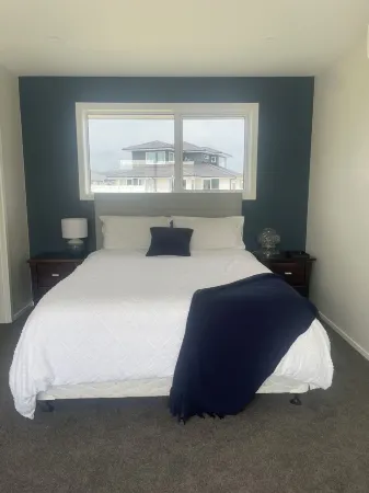 Brand new canal-front holiday home, stunning water views, private boat ramp. Отели в г. Уан Три Пойнт