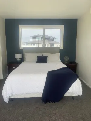 Brand new canal-front holiday home, stunning water views, private boat ramp. Hotel di One Tree Point