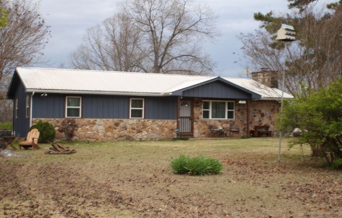 Charming 3-bedroom house with WiFi, AC in delightful Yellville