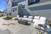 Modern, new 4-bedroom with private beach, heated pool and all the amenities Hotels in Greenport West