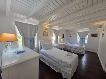 Rose House, charming 2-bedroom house with pool and WiFi, AC, Falmouth, Antigua