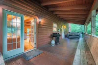 Insignificant Cabin: Spacious 5BR, 3.5BA Retreat with Hot Tub