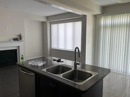 Bedroom Ensuite (Unit 1Welland, ON…a cozy bedroom space with jacuzzi Отели в г. Торолд