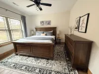 4-bedroom lodge in Tall Timbers Camp Resort w/ Private Hot Tub! Hollister, MO