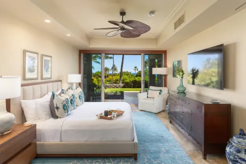 Elegant Hillside Villa with Ocean Views - Luxurious Hawaiian Retreat