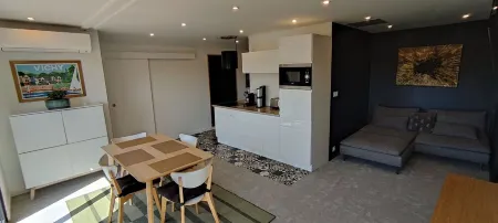 5 minutes from downtown! Apartment with gym