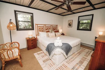 Luxury Oasis Minutes to Skiing! HotTub-FirePlace-PoolTable-Firepit