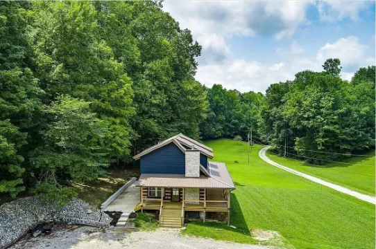 Custom 3-bedroom log cabin near 2 marinas on Dale Hollow, Sunset & Star Point.