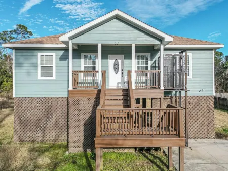 Welcome to the Sweet Life! 1 mile from downtown PC and white sand beaches!