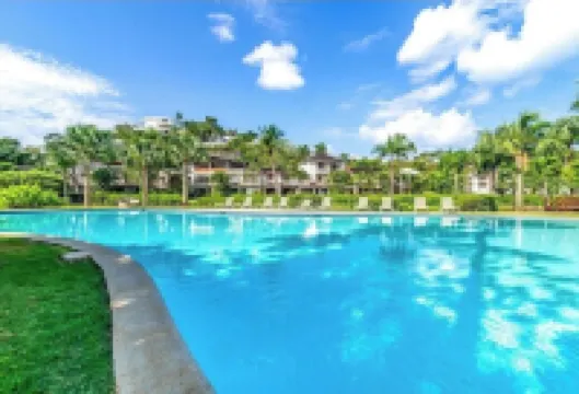 Bonita Village Stay, Steps from Playa las Ballenas.