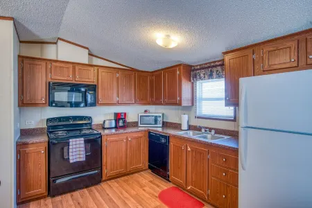 Cozy 2-bedroom mobile home in charming Pecos with AC Отели в г. Пекос