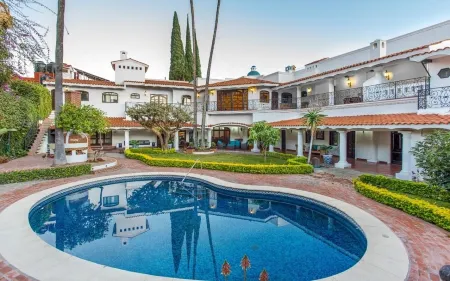 Luxury Hacienda Home in the Heart of Ajijic Отели в г. Ахихик