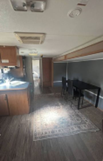 Cozy 2-bedroom RV with WiFi, AC in peaceful Euclid