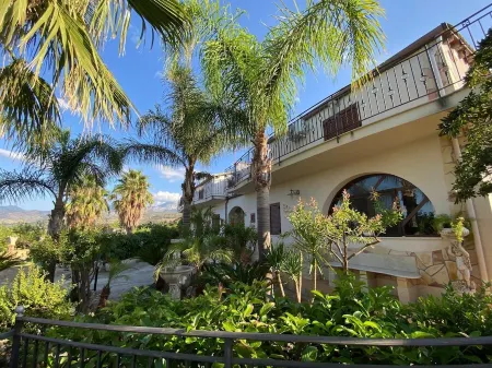 Charming 3-bedroom villa with WiFi and AC in beautiful Campofelice di Roccella