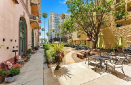 Downtown Studio Near Convention Center and Beach Free Parking