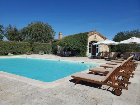 Maison Gasconne Avec Piscine Отели в г. Ларок-Сен-Сернен