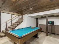 Spacious 5-bedroom just 1 minute from Bennett Spring State Park! Hotels in Laclede County