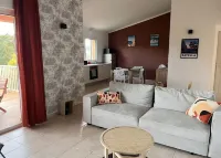 Appartement Spacieux à Santa Giulia vue sur le Maquis, Résidence Avec Piscine