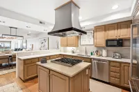 Expansive Rooftop Patios and Lavish Amenities - Exquisite Luxury Retreat