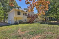 Peaceful Dallas Home w/ Deck + Charcoal Grill - Wifi